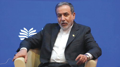 خلال محادثات مع نظيره الباكستاني.. استبعد فيها الحل السلمي قريباً 