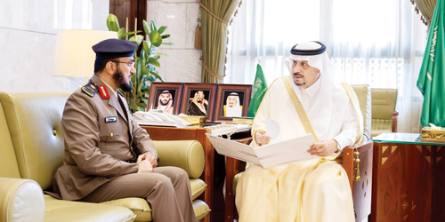 أمير منطقة الرياض يتسلم التقرير السنوي للدفاع المدني