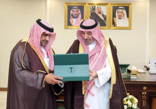 أمير نجران يستعرض الإصدار الإلكتروني للمزارعين والنحالين المميزين من المنطقة 