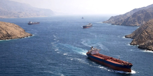 800 سفينة عالقة بانتظار فتح مضيق هرمز 