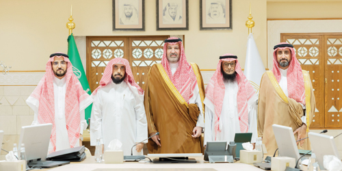 الأمير فيصل بن سلمان يستقبل عدداً من أفراد أسرة المؤرخ ابن لعبون 