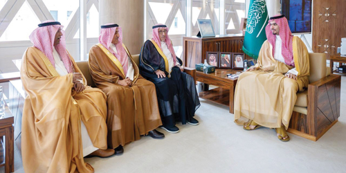  محافظ الدرعية مستقبلا وفدا من أسرة الشلهوب