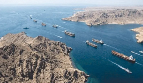 مسؤول أمريكي.. قطع بحرية أمريكية عبرت مضيق هرمز 