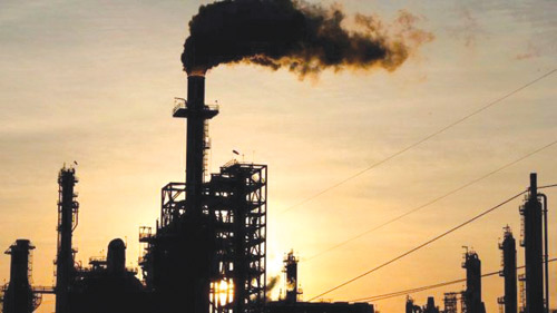 مع استمرار أزمة هرمز.. عقود النفط تصل إلى 100 دولار 