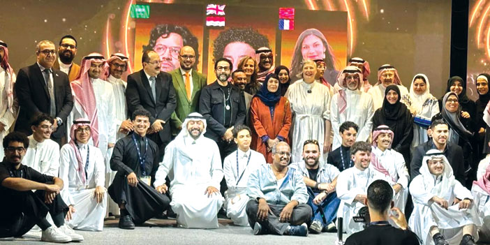 الأميرة نورة بنت تركي الفيصل تتوسط الفائزين في المهرجان وضيوف الشرف ولجنة التحكيم