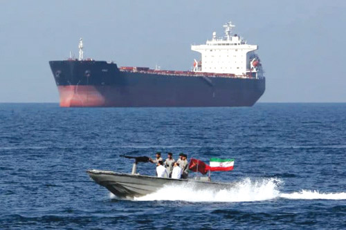 الإمارات.. مضيق هرمز لم يكن يوما ملكا لإيران لكي تغلقه 