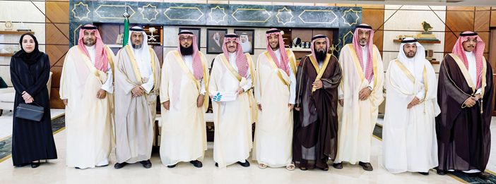 أمير المنطقة الشرقية مستقبلا رئيس جمعية البر و مسؤولي الجمعيات الأهلية