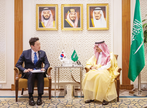 وزير الخارجية يناقش مع المبعوث الخاص لرئيس كوريا مجريات الأوضاع في المنطقة 