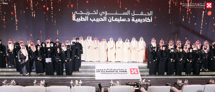 توَّج الفائزين بجوائز التميز 