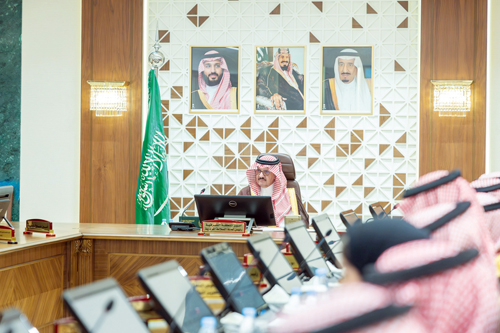  أمير المنطقة الشرقية مترئساً اجتماع لجنة السلامة المرورية