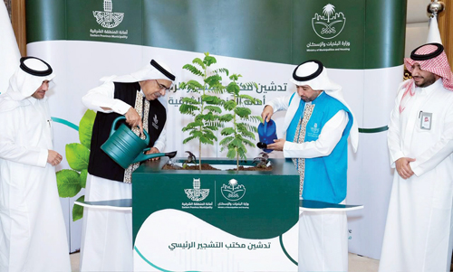 أمين المنطقة الشرقية يدشن مكتب التشجير 
