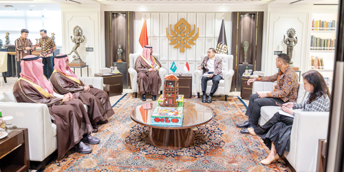 زار المتحف والمعرض الوطنيين في إندونيسيا 