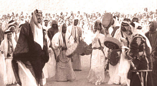  الملك عبد العزيز يؤدي العرضة في إحدى المناسبات