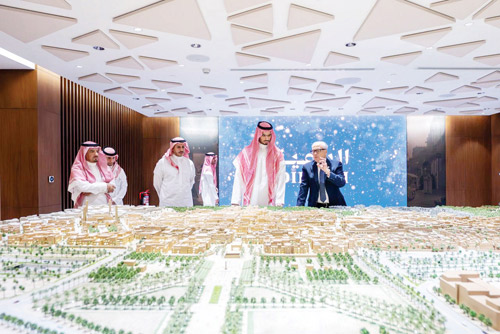 الأمير راكان بن سلمان يزور مقر شركة الدرعية.. ويقف على سير العمل في مشروعاتها 