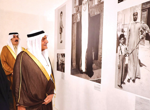 حين تنطق الصور.. سيرة إنسان بحجم وطن