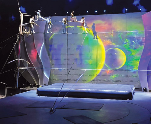 سيرك «pluma» يقدم تجربة ترفيهية متنوعة 