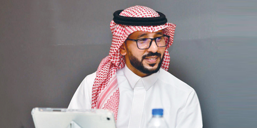  الأنصاري متحدثًا أثناء اللقاء