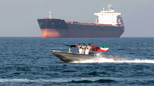 إيران تتراجع وتعلن إعادة إغلاق مضيق هرمز 