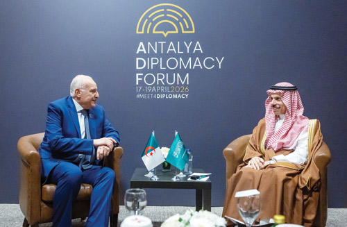 وزير الخارجية يبحث مع نظيره الجزائري مستجدات الأوضاع الإقليمية والدولية