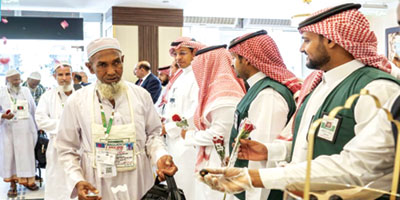 «السياحة» ترحب بوصول أولى طلائع الحجاج إلى مكة المكرمة والمدينة المنورة 