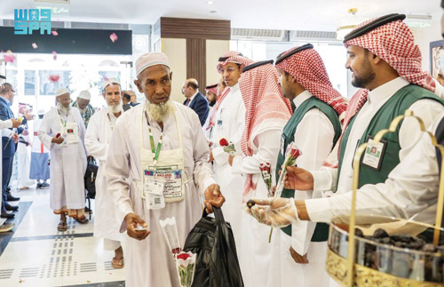 «السياحة» ترحب بوصول أولى طلائع الحجاج إلى مكة المكرمة والمدينة المنورة