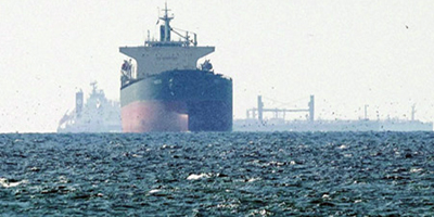 بعد احتجاز سفينة إيرانية.. توقف الملاحة في مضيق هرمز 