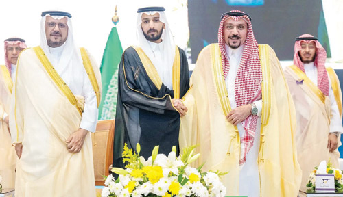 أمير منطقة القصيم خلال رعايته تخريج طلبة جامعة المستقبل