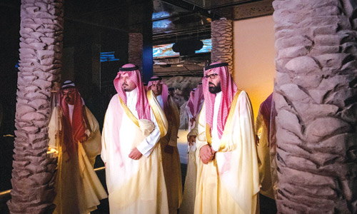 أمير منطقة المدينة المنورة مفتتحا متحف «خير الخلق»