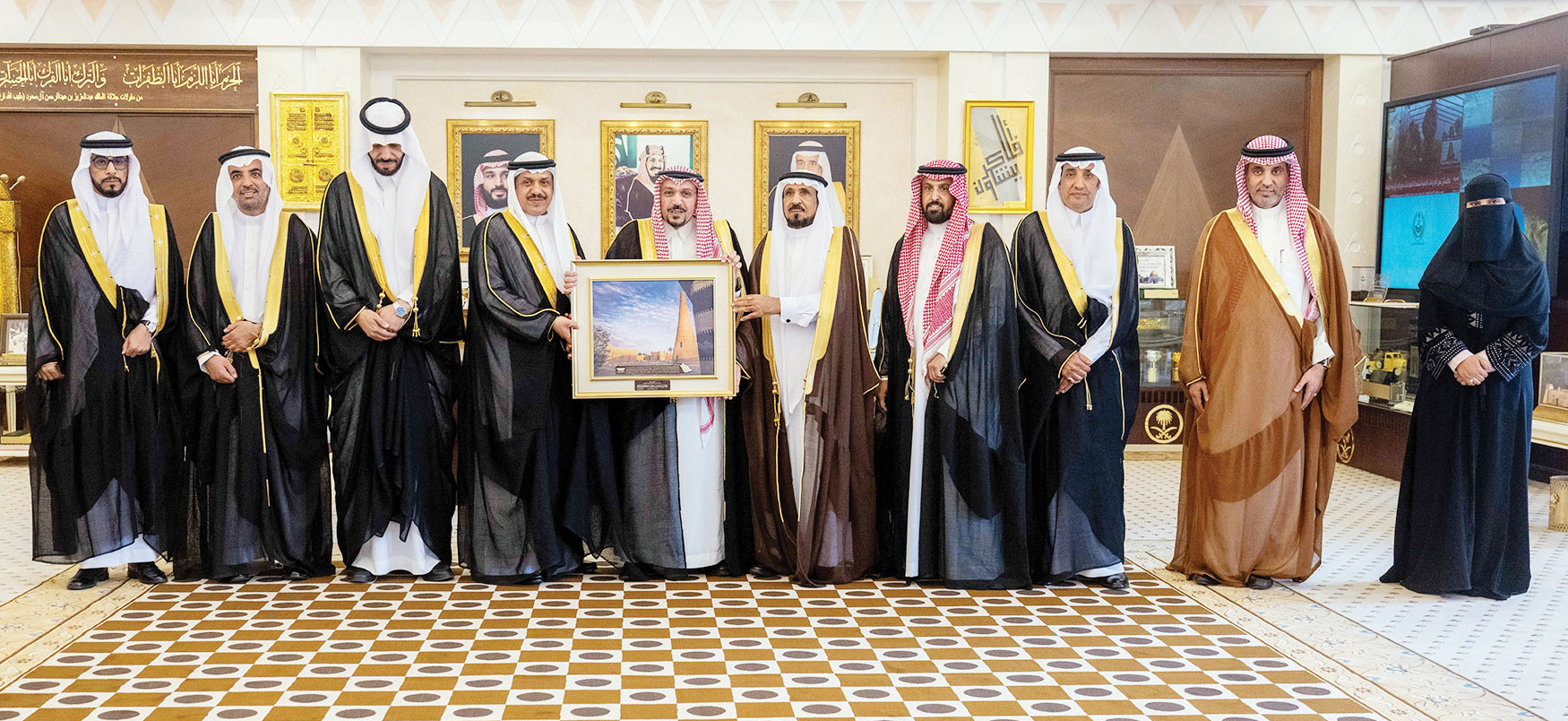  أمير منطقة القصيم خلال استقباله محافظ الرس وأعضاء لجنة الأهالي