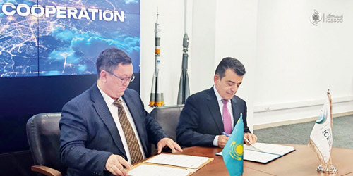 د. المالك والسيد أومبيتباييف خلال توقيع مذكرة التفاهم