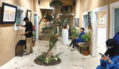 «منا وفينا».. حكايات الطين واللون في أزقة السمحانية 