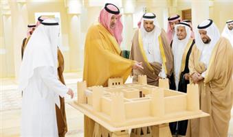 الأمير فيصل بن سلمان يستقبل رئيس جامعة حفر الباطن ويتسلم مذكرات «الناصر» ووثائق «السعيد» 