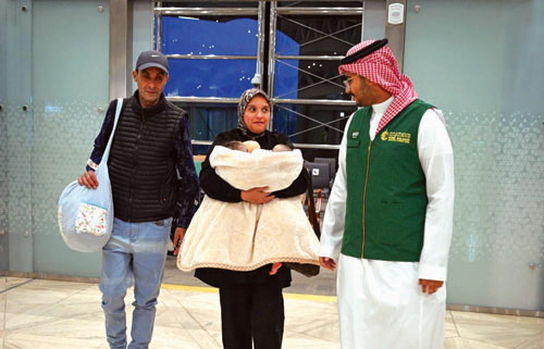 وصول التوأم الملتصق المغربي «سجى وضحى» إلى الرياض