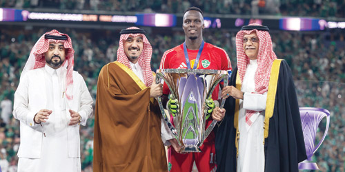 وزير الرياضة ورئيس الاتحاد الآسيوي توجوا أبطال القارة