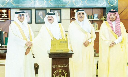 أمير المنطقة الشرقية مكرماً الجهات الداعمة لمهرجان ربيع النعيرية 24