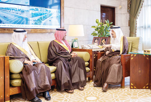 أمير منطقة الرياض مستقبلا مدير فرع وزارة الرياضة