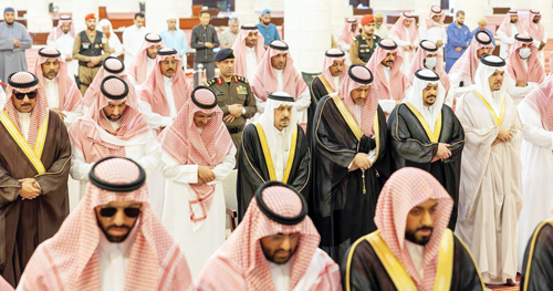 أمير منطقة الرياض يؤدي الصلاة على الأمير محمد بن فيصل بن محمد 