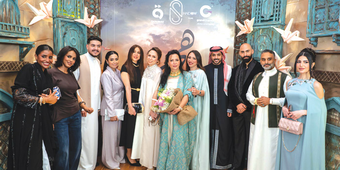 أمل حجار تتوسط أسرة فيلم هجير من العرض الأول له في جدة