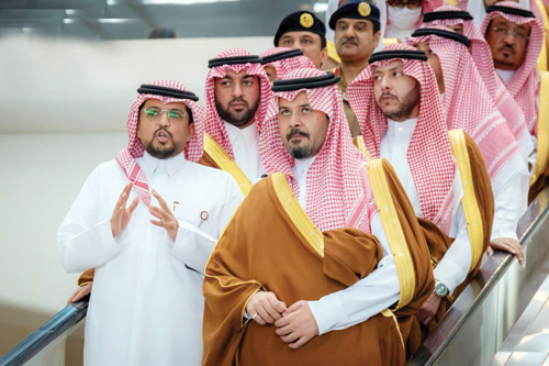أمير منطقة المدينة المنورة يتفقد محطة قطار الحرمين 
