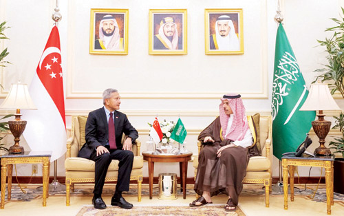 وزير الخارجية مستقبلا نظيره السنغافوري