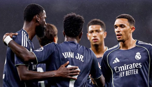 ريال مدريد يتخطى إسبانيول بثنائية 