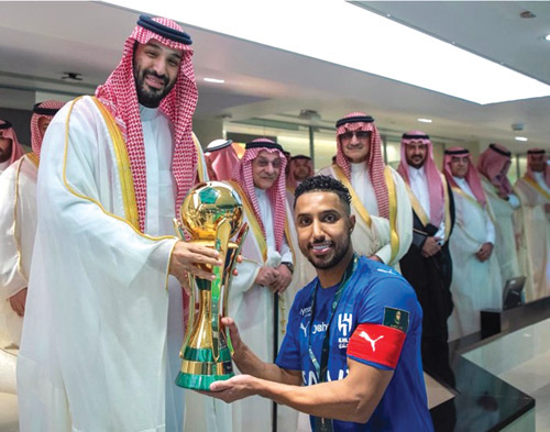 ولي العهد يسلم قائد الهلال كأس الملك