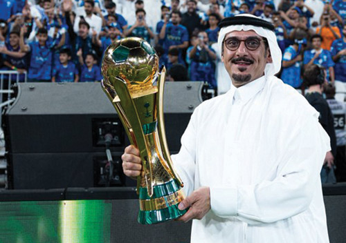 نواف بن سعد يحمل الكأس الغالية