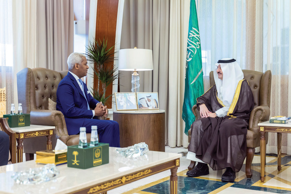 أمير المنطقة الشرقية مستقبلا سفير الدومينيكان