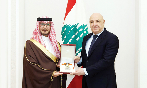 الرئيس اللبناني يقلد السفير وليد البخاري وسام الأرز الوطني 