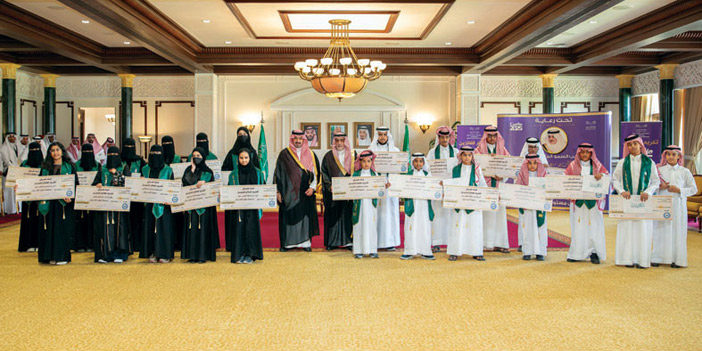نائب أمير منطقة تبوك يكرم الطلاب والطالبات الفائزين بجوائز «منافس»