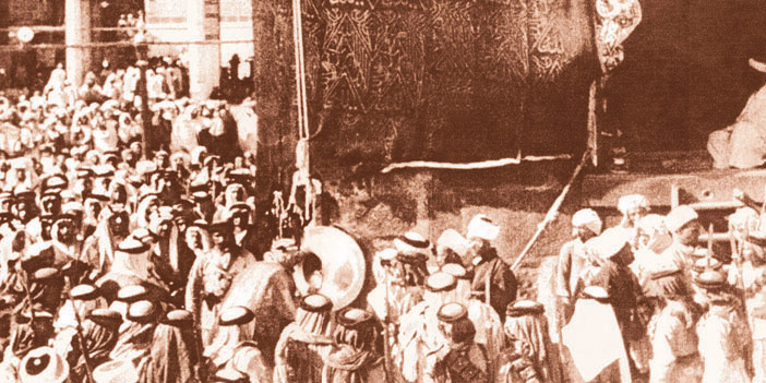 الملك عبدالعزيز  يقبل الحجر الأسود في الكعبة المشرفة في مكة المكرمة عام 1357هـ (1938م)