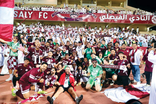 الجماهير مع اللاعبين في النادي