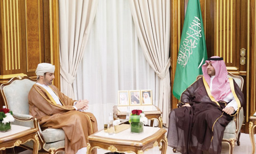 الأمير تركي بن محمد يستقبل سفير سلطنة عُمان 