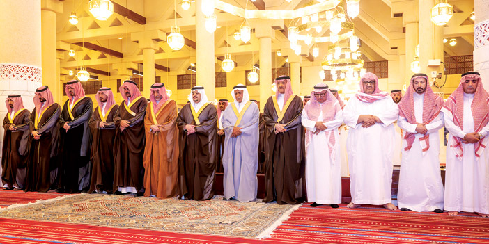 نائب أمير منطقة الرياض خلال تأدية الصلاة على حسان ياسين